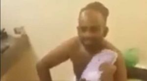 Injak Alquran Sambil Live di Facebook, Pria Ini Dihajar Lelaki Bertubuh Kekar