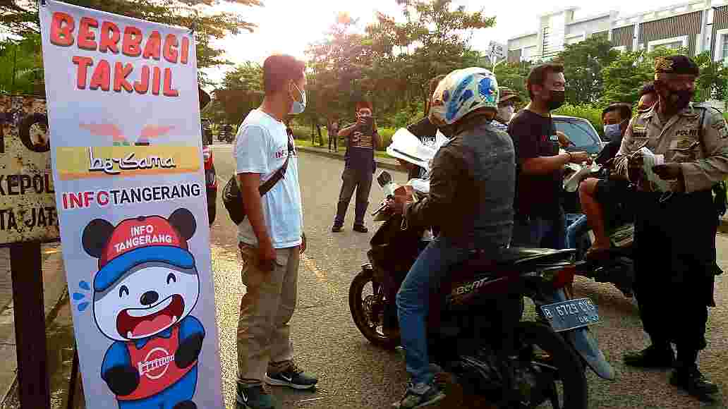 Ramadhan di Tengah Pandemi, Info Tangerang Berbagi Takjil dan Masker