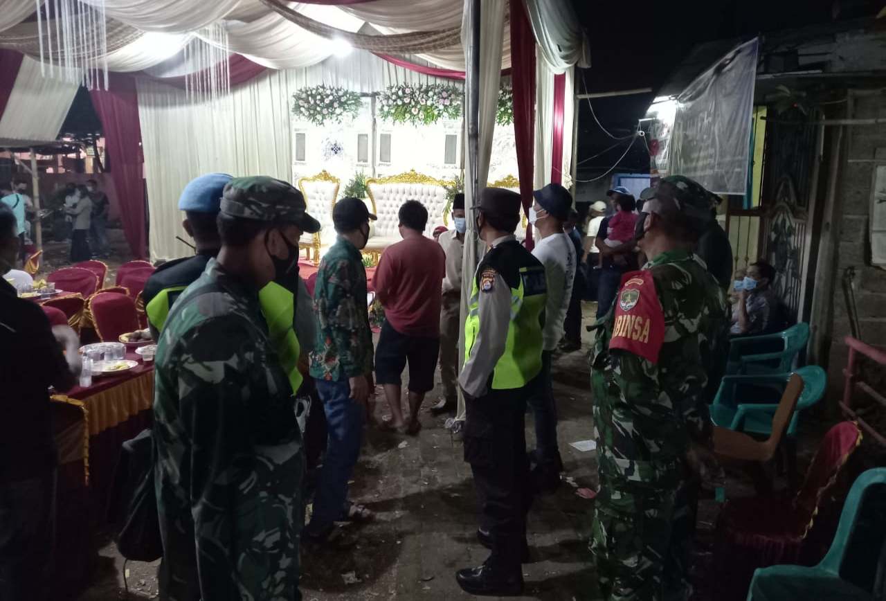 Jajaran Polsek Rajeg Polresta Tangerang Bubarkan Kerumunan dan Bagikan Masker