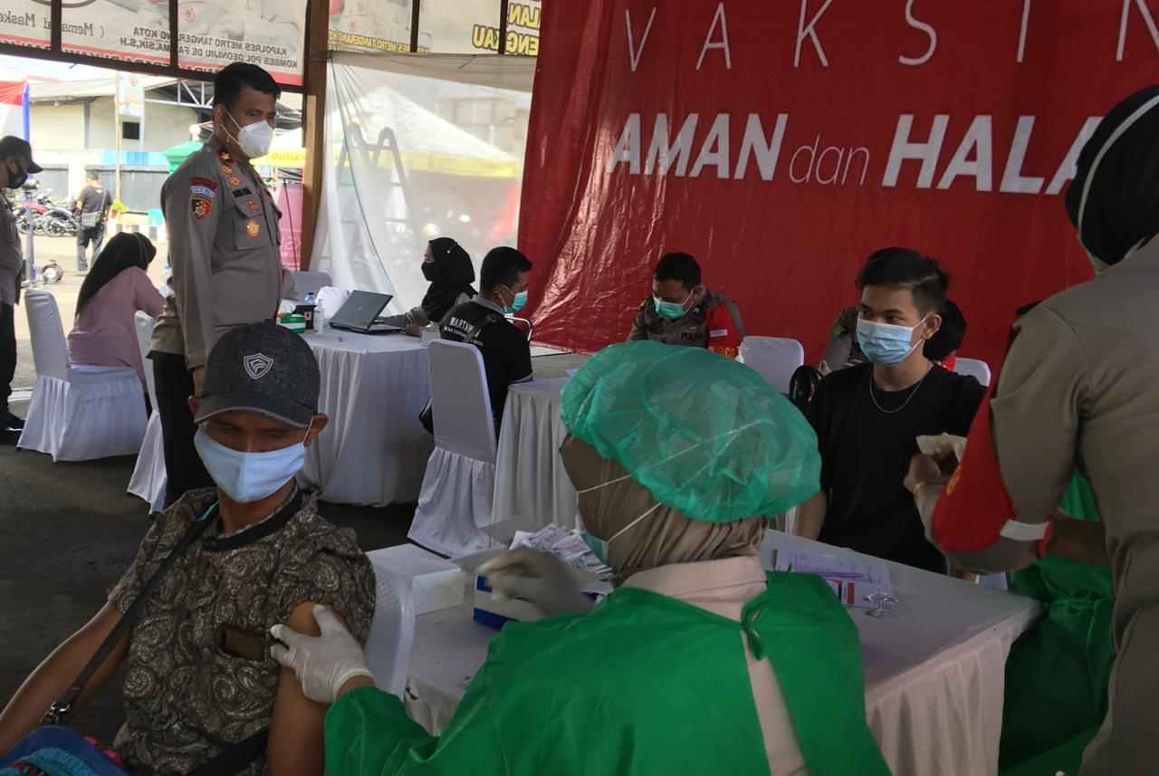Jelang HUT Bhayangkara ke-75, Polri Gelar Vaksinasi Massal di Polsek Karawaci