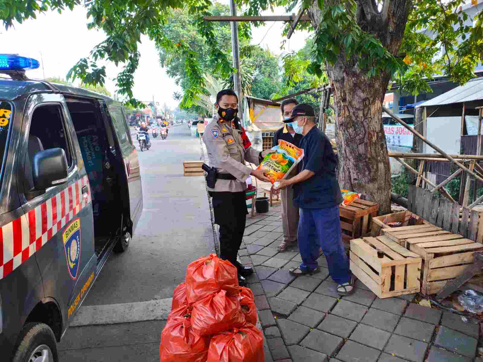 Polsek Cipondoh Serahkan Bantuan ke Warga Terdampak Covid-19