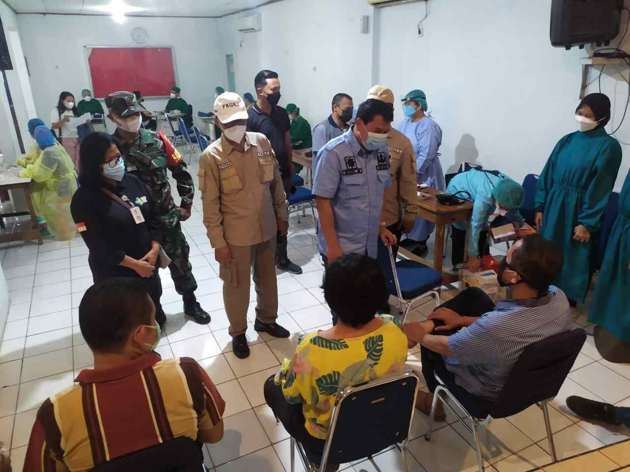 Tinjau Vaksinasi Massal, Sekda Tangerang: Target 2 Juta Orang Divaksin Covid-19