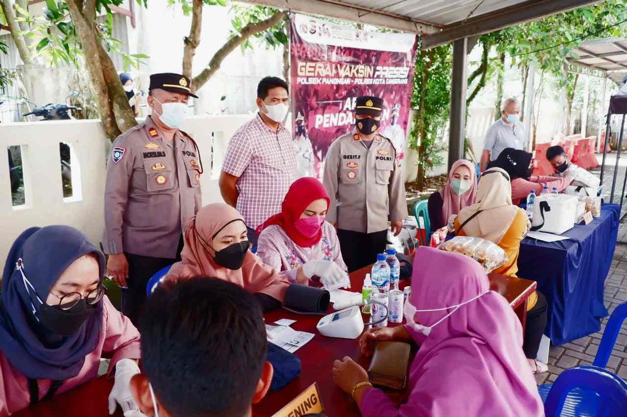 Antusias Warga Rela Antre di Gerai Vaksin Presisi Polsek Panongan