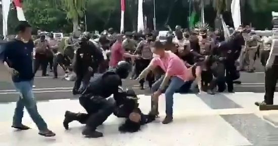 Viral Video Oknum Polisi ‘Smackdown’ Demonstran Hingga Kejang-kejang di Tangerang