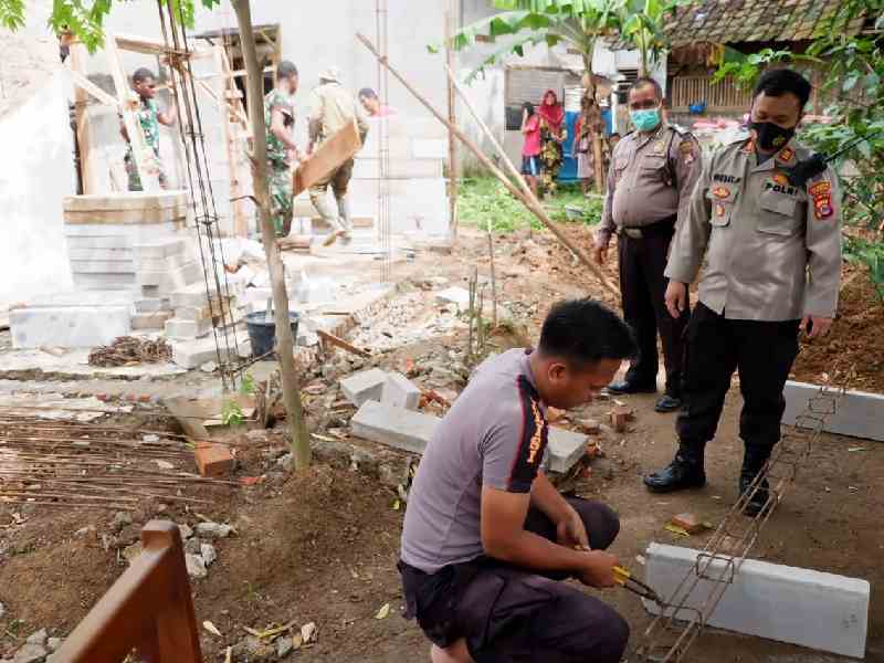Kapolsek Panongan Pantau Perkembangan Bedah Rumah di Desa Serdang Kulon