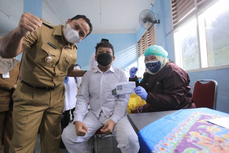 Wali Kota Tangerang Tinjau Pelaksanaan Vaksinasi Perdana Bagi Anak Usia 6-11 Tahun