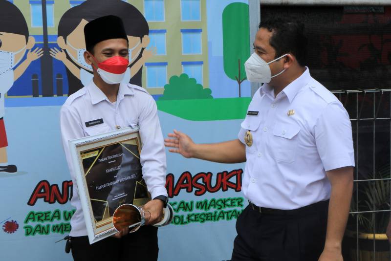 Raih Penghargaan dari KPK, Arief Berikan Beasiswa Kepada Operator Sekolah