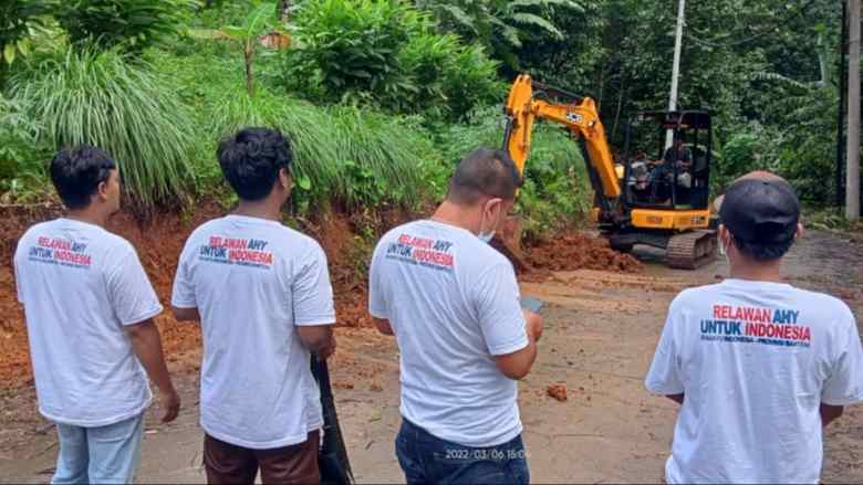 Relawan AHY Kirim Bantuan Excavator, Bersihkan Material Dampak Longsor dan Banjir Serang-Banten