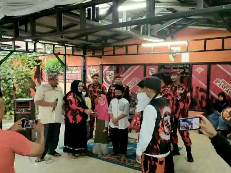 Berbagi di Bulan Ramadhan, Ketua PAC PP Periuk Bagi-bagi Takjil dan Santunan Anak Yatim