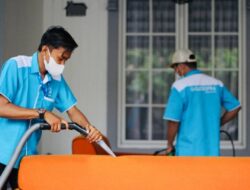 Membersihkan Sofa dengan Jasa Cuci Sofa, Apa Manfaatnya?