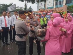 AKBP Faisal Febrianto Jabat Kapolres Tangsel, Tradisi Pedang Pora Warnai Pelepasan AKBP Sarly Sollu