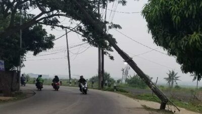 Foto: Tiang Listrik Hampir Roboh di Jalan Kali Baru Lontar Tangerang, Tunggu Korban Jiwa?