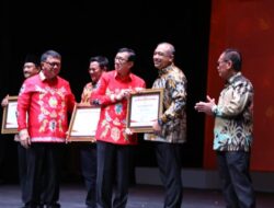 Bupati Zaki Terima Penghargaan dari Menteri Hukum dan HAM RI