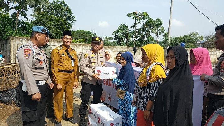 HUT Bhayangkara ke-77, Polsek Cisauk Bagikan Paket Sembako di Dua Titik
