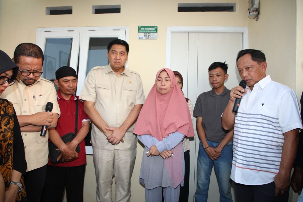 Mendagri Saksikan Penyerahan Rumah untuk Keluarga Almarhum Affan Driver Ojol yang Tewas Dilindas Rantis Polisi