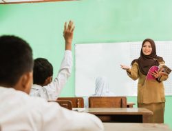 Kemendikdasmen Siapkan 150 Ribu Beasiswa D4/S1 untuk Guru Mulai 2026