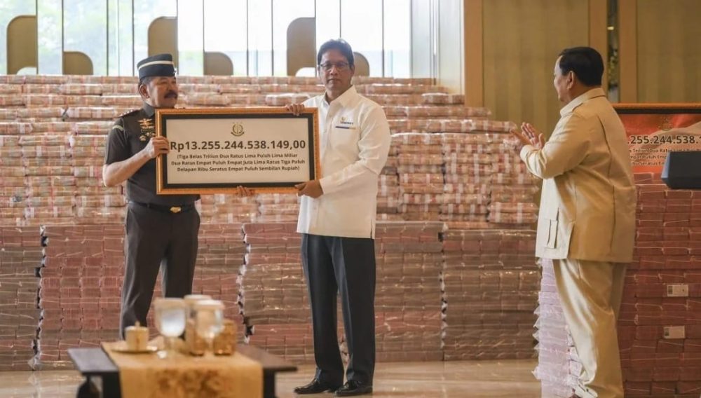 Presiden Prabowo Subianto menghadiri penyerahan uang pengganti kerugian negara hasil korupsi minyak kelapa sawit (CPO) di Kejaksaan Agung, Jakarta, Senin (20/10/2025).