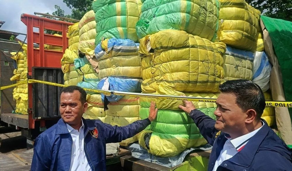 Dirtipideksus Bareskrim Polri Brigjen Pol. Ade Safri Simanjuntak menunjukkan barang bukti kasus dugaan impor pakaian bekas di Denpasar, Bali, Senin (15/12/2025).