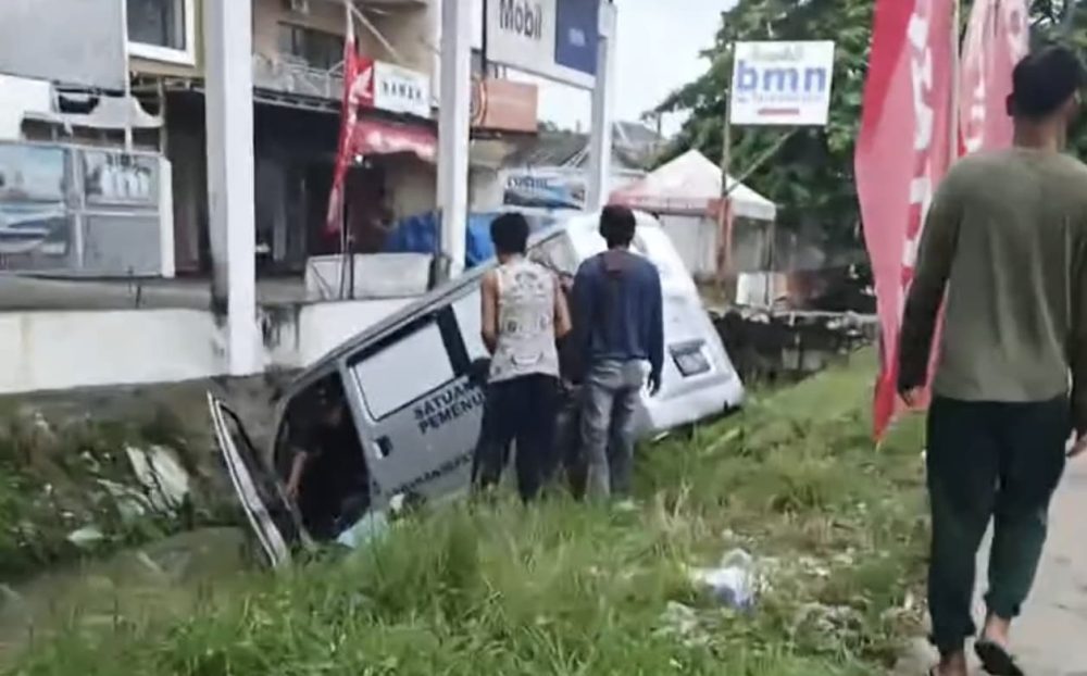 Diduga Sopir Amatir, Mobil Dinas SPPG Tangerang Terjun ke Kali Sarakan
