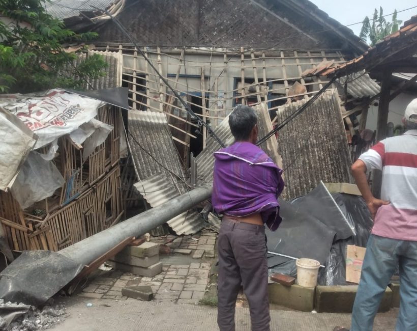Bak Truk Tersangkut Kabel, Rumah di Pakuhaji Rusak Parah Tertimpa Beton Listrik