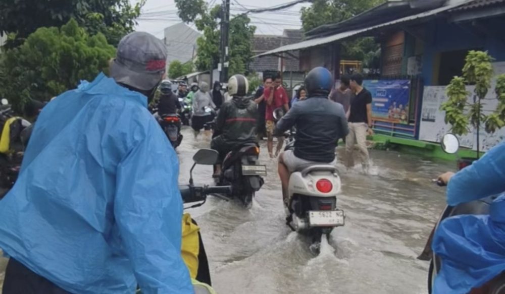 Akses Jalan HOS Cokroaminoto Ditutup Sementara Akibat Luapan Banjir Ciledug Indah