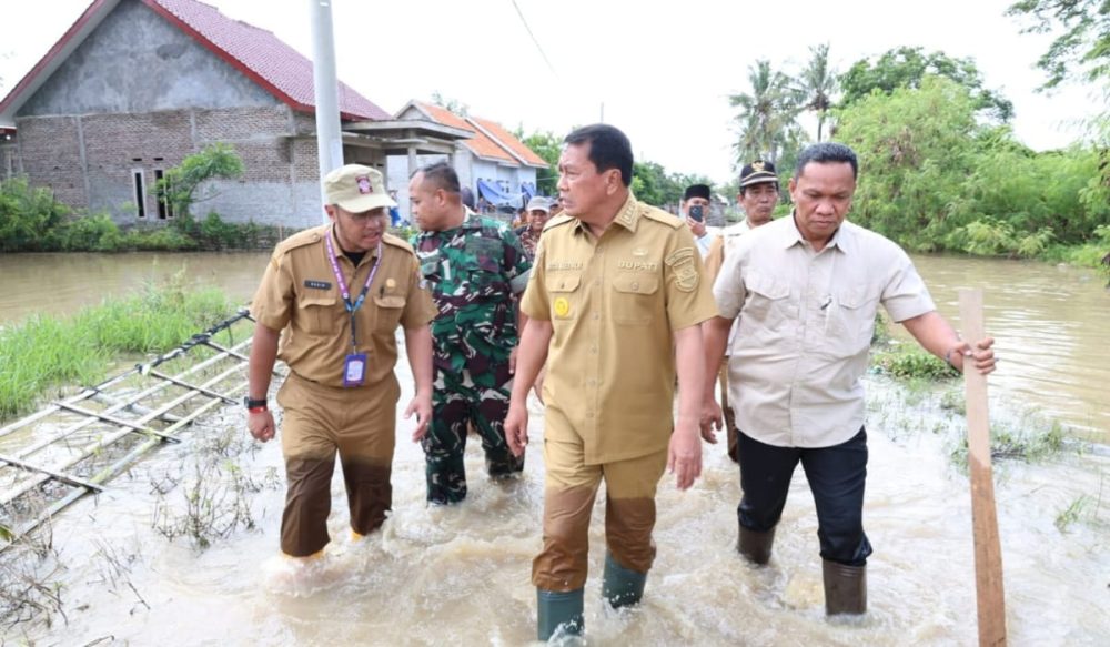 Tinjau Banjir Mekar Baru, Bupati Tangerang Instruksikan Pembersihan Gorong-Gorong Segera