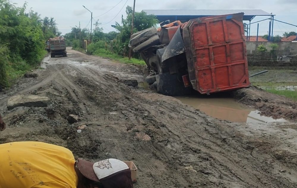 Sukadiri Punya Cagar Budaya Baru: Truk Rebahan di Tengah Kubangan Jalan Raya Cirarab