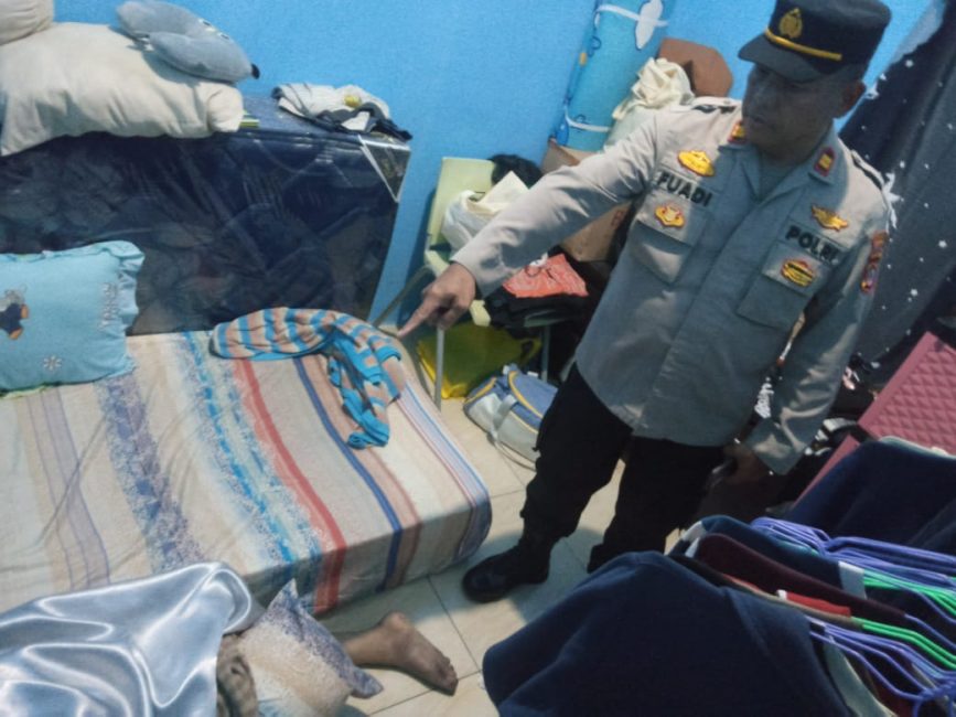 Olah TKP penemuan mayat pria dalam kamar kontrakan di Kecamatan Panongan, Kabupaten Tangerang.