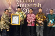 Malam Anugerah SMSI 2026, Ketua DPRD Kabupaten Serang Bahrul Ulum Diganjar Penghargaan Sahabat Pers Indonesia