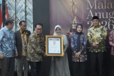 Bupati Pandeglang Raih Anugerah Sahabat Pers Indonesia 2026 dari SMSI