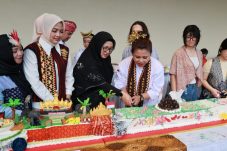 Kue 18 Meter Hiasi HUT Sekarwangi Cake ke-18, Wabup Intan Apresiasi Filosofi Ragam Nusantara
