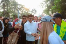 Wali Kota Tangerang Sachrudin Berbaur dengan Ribuan Warga di Jalan Sehat Sarungan Festival Al-A’zhom