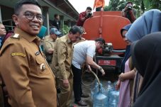 Turun Langsung ke Tigaraksa, Maesyal Rasyid dan Andra Soni Salurkan Air Bersih untuk Warga