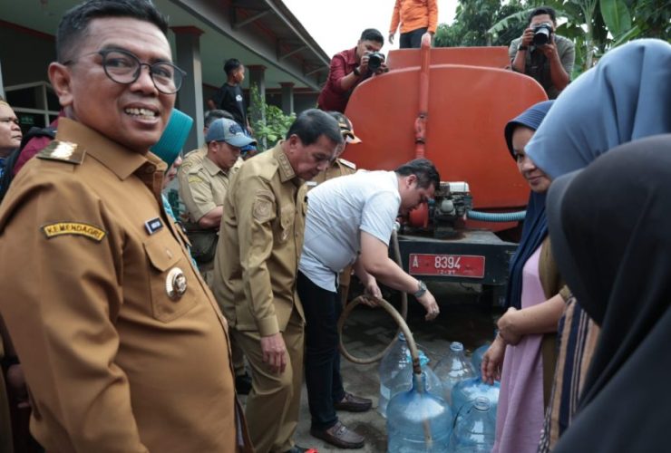 Turun Langsung ke Tigaraksa, Maesyal Rasyid dan Andra Soni Salurkan Air Bersih untuk Warga