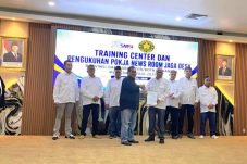 Ketua Umum SMSI Kukuhkan Pokja News Room Jaga Desa Banten, Dorong Transparansi dan Digitalisasi Desa