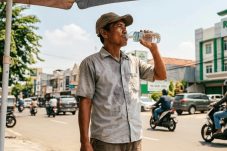 Suhu Terik Melanda Tangerang, Dokter RS Sari Asih Bagikan Tips Cegah Dehidrasi