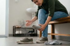 Kaki Bau Setelah Lepas Sepatu, Dokter RS Sari Asih Ungkap Penyebabnya