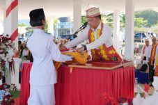 Pakai Baju Adat Suku Rongga, Mendagri Tito Pimpin Upacara HUT ke-81 RI di NTT
