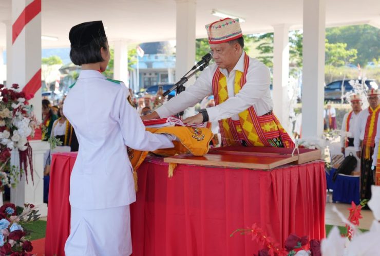 Pakai Baju Adat Suku Rongga, Mendagri Tito Pimpin Upacara HUT ke-81 RI di NTT