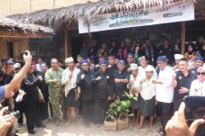 Gubernur Banten Andra Soni dan Taufiqurrahman Ruki Serahkan 70 Ribu Bibit Pohon di Tanah Adat Baduy